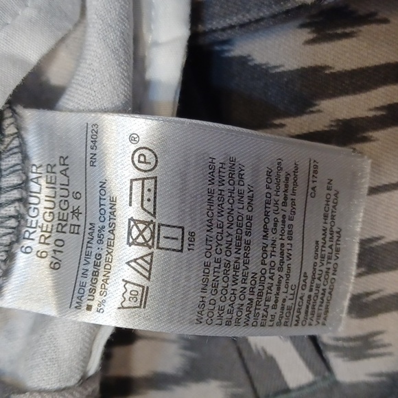 GAP CROPPED PANTS, SIZE 6R.  TWO ZIP POCKETS IN THE FRONT, TWO IN BACK. - Picture 6 of 7